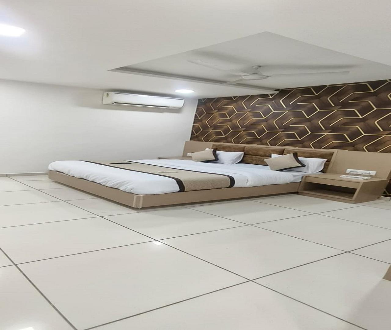 Hotel Nest View Ahmedabad Buitenkant foto
