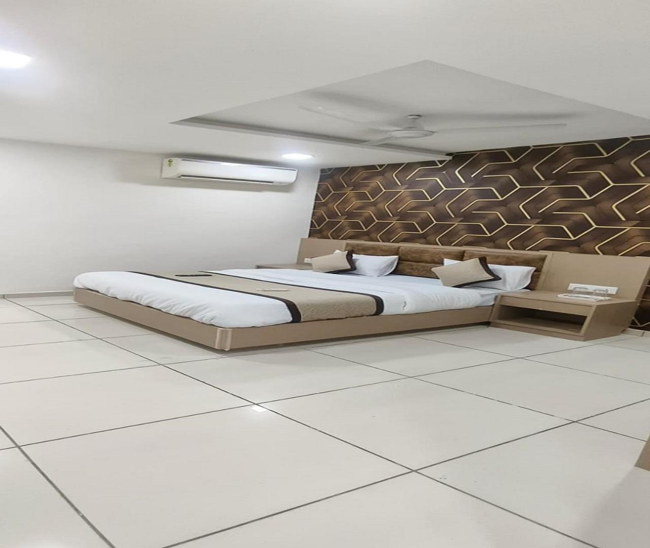 Hotel Nest View Ahmedabad Buitenkant foto