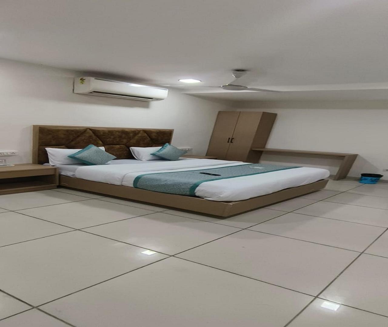 Hotel Nest View Ahmedabad Buitenkant foto