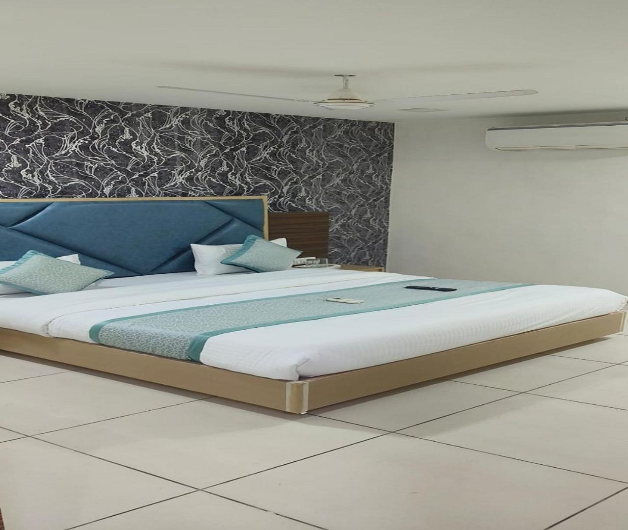 Hotel Nest View Ahmedabad Buitenkant foto