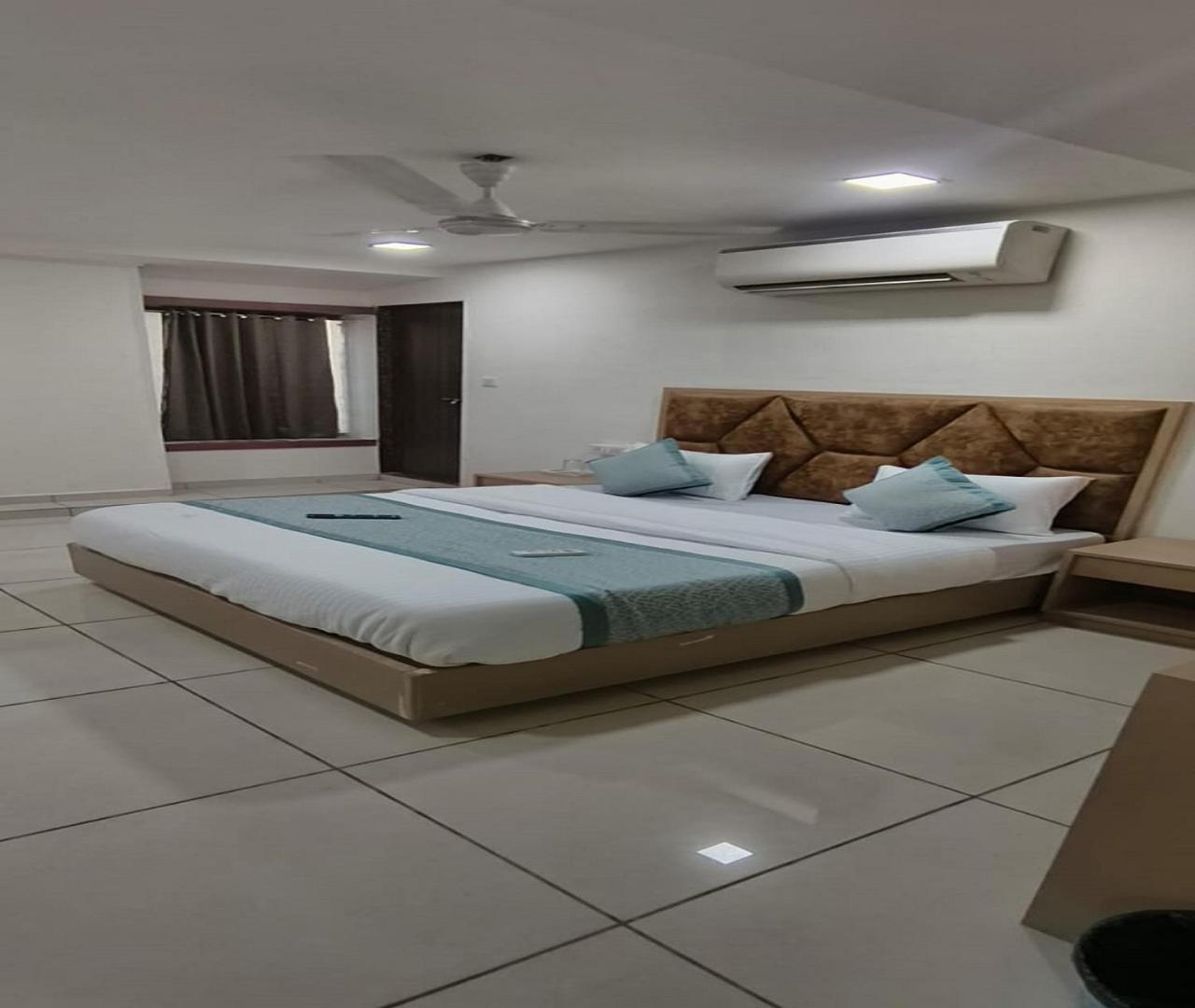 Hotel Nest View Ahmedabad Buitenkant foto