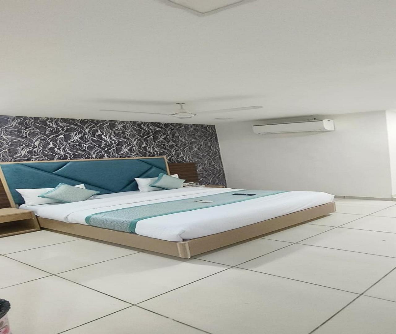 Hotel Nest View Ahmedabad Buitenkant foto